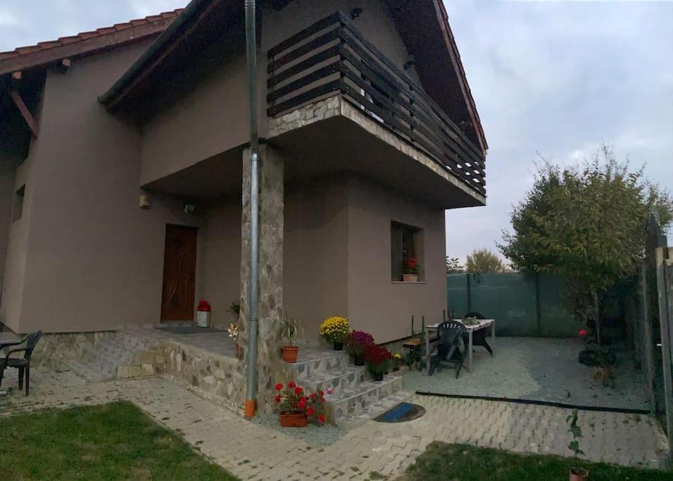 dom z patio i stołem na dziedzińcu w obiekcie Vila primitoare in apropiere de aeroport w mieście Ghiroda