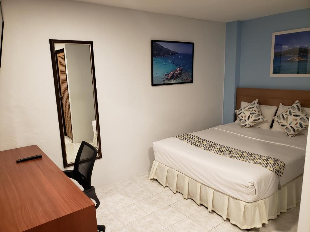 Postel nebo postele na pokoji v ubytování Summer Breeze Hotel
