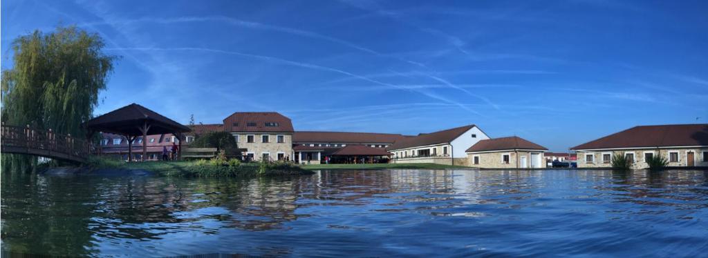 Výhled na řeku, která protéká v blízkosti hotelu