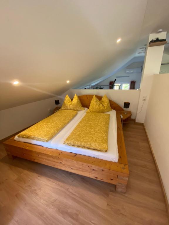 Posteľ alebo postele v izbe v ubytovaní Auszeit Salzkammergut Appartements