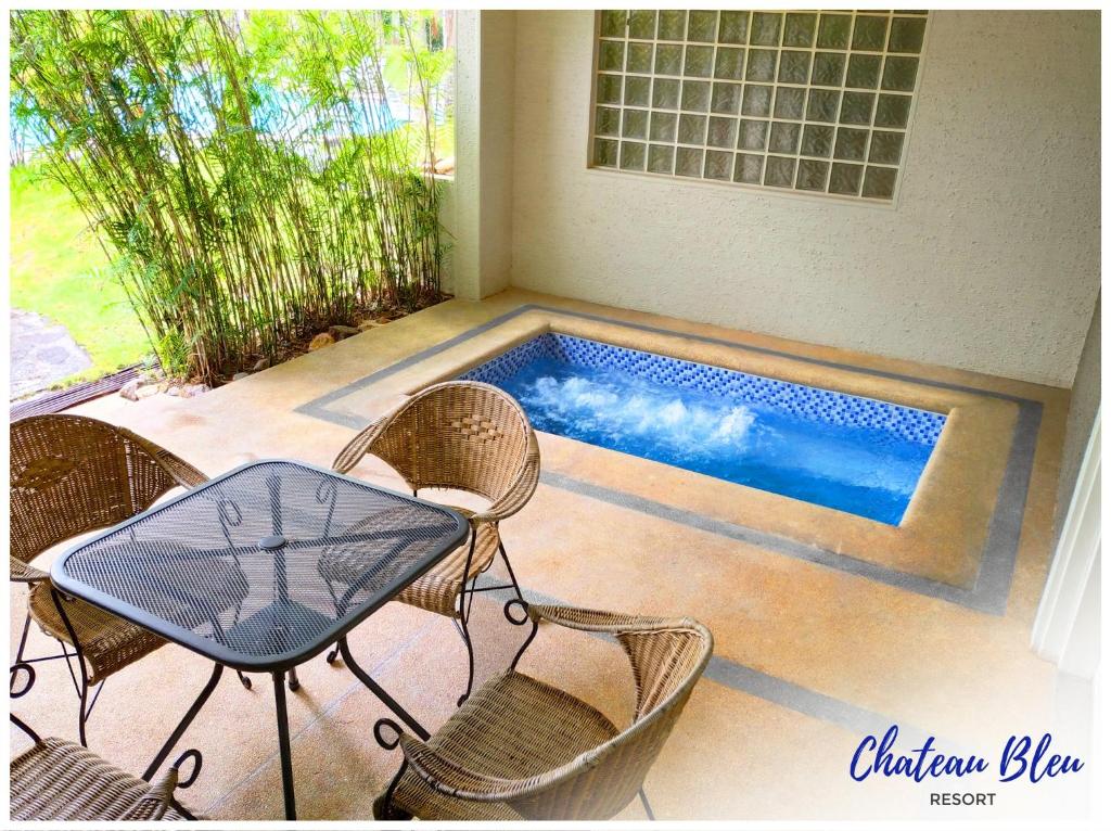 Bazén v ubytování Chateau Bleu Resort nebo v jeho okolí