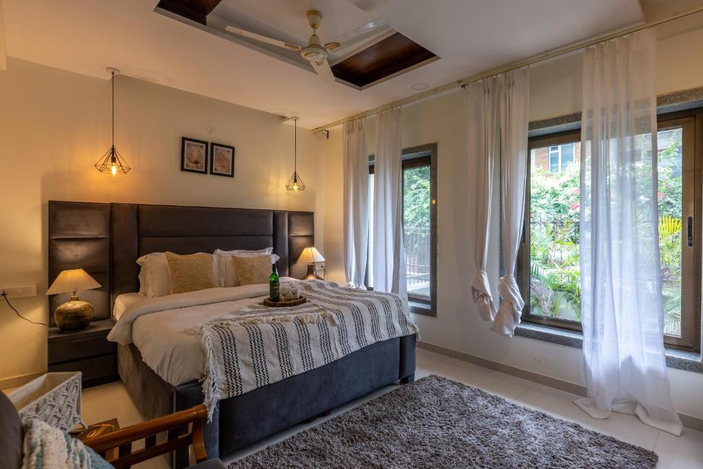 Postel nebo postele na pokoji v ubytování VILLA ZORBA - 4BHK Villa in Candolim