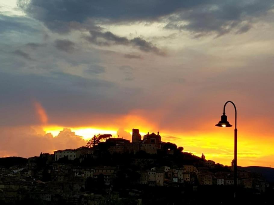 ein Gebäude auf einem Hügel mit Straßenbeleuchtung in der Unterkunft *La Torre Di Amelia* Nel Cuore Dell' Umbria in Amelia