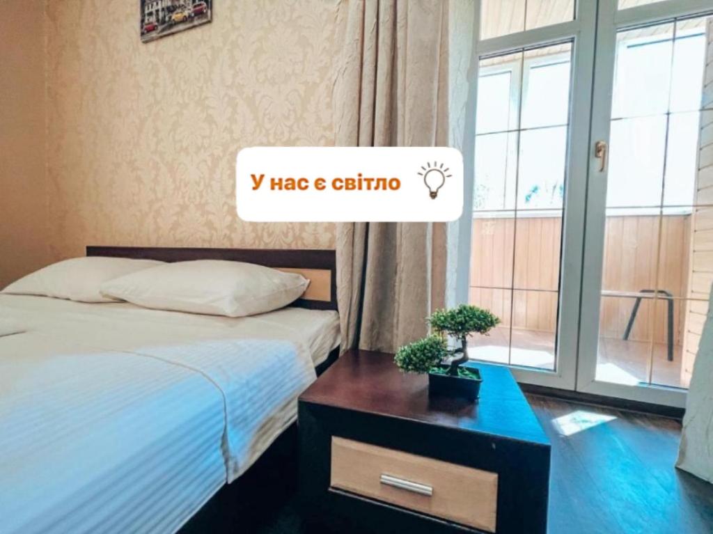 Tempat tidur dalam kamar di Квартира в центре Крещатика