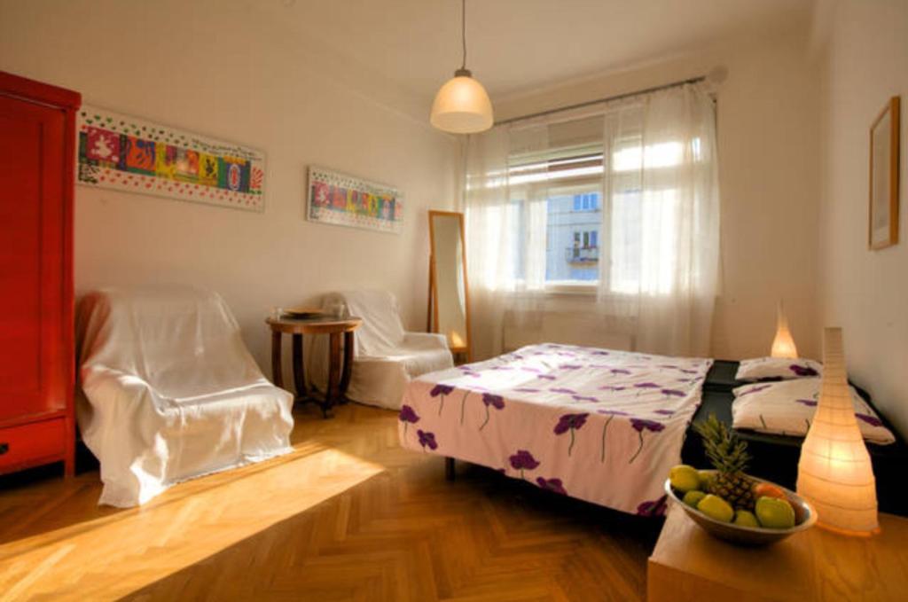 sypialnia z łóżkiem, stołem i krzesłami w obiekcie Apartment Sedlčanská - You Will Save Money Here - equipped with antique furniture w Pradze