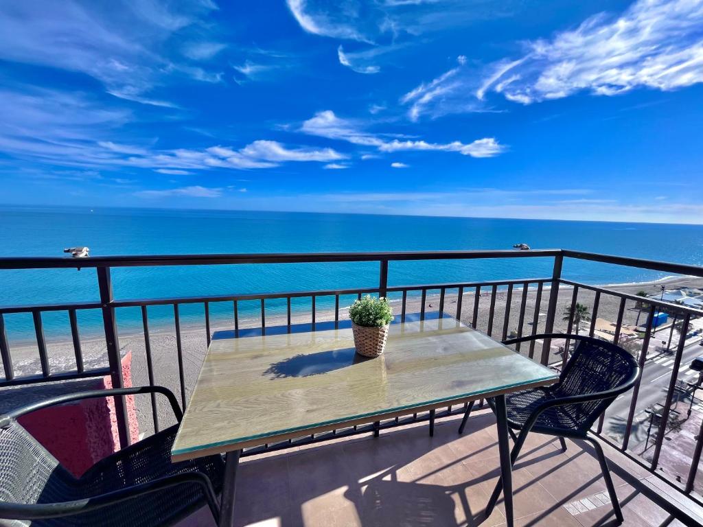 フエンヒロラにあるBeach and sun paradise by gms apartamentosの海の景色を望むバルコニー(テーブル付)