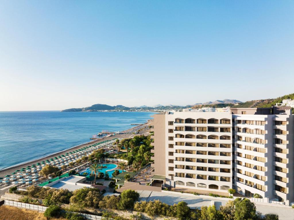 Blick auf ein Hotel und den Strand in der Unterkunft Esperos Mare Resort in Faliraki