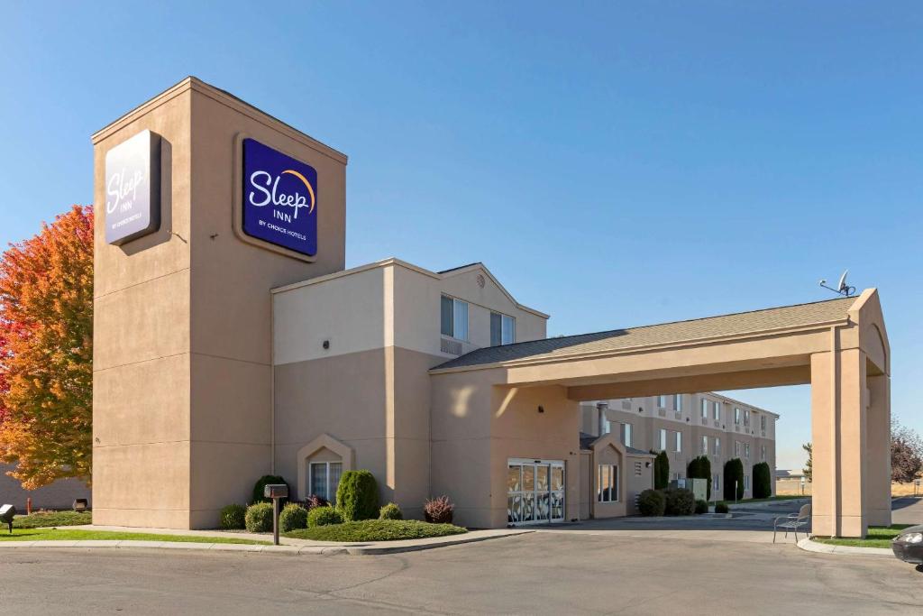 a building with a sign for a hotel at Sleep Inn Ontario in Ontario