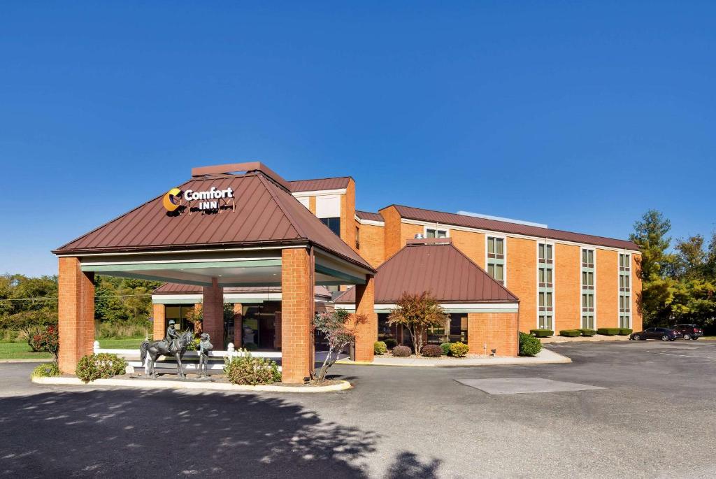 un hotel con un cartello sulla parte anteriore di un edificio di Comfort Inn Virginia Horse Center a Lexington