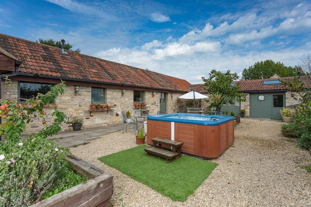 une arrière-cour avec une piscine et une maison dans l'établissement Bramley Barn near Bath + Hot tub, à Siston