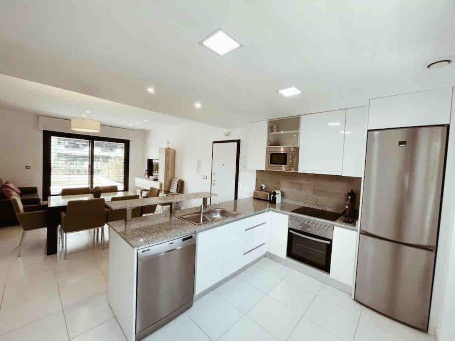 Kuchyň nebo kuchyňský kout v ubytování NEW GROUNDFLOOR APT. ARENALES DEL SOL