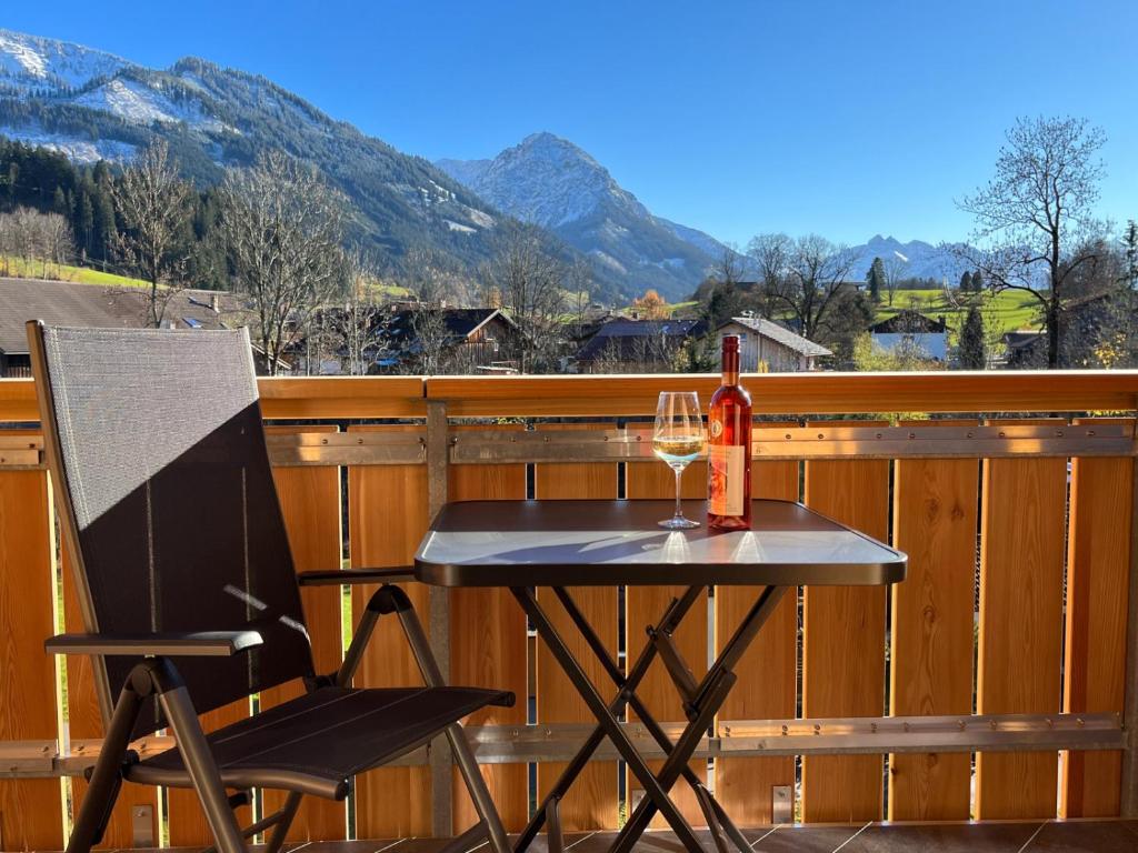 una mesa con una botella de vino y una copa en Sunnefleackle -Haus Lingenhöl, en Sonthofen