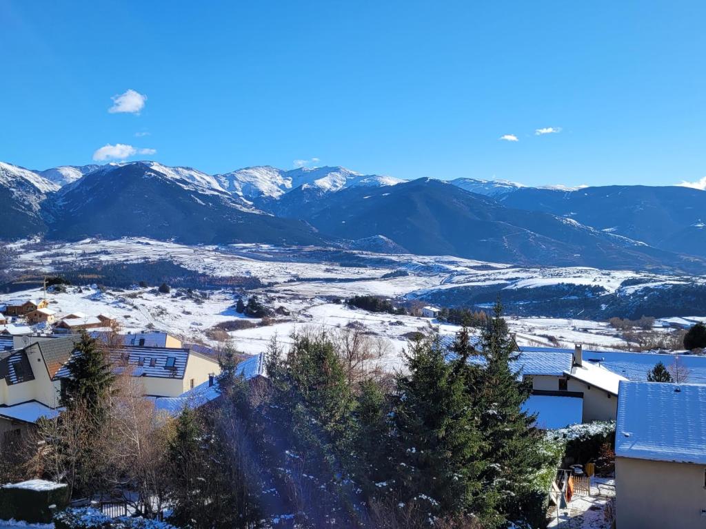 豐羅默奧代洛維亞的住宿－appartement rénové avec une magnifique vue，享有带雪覆盖山脉的小镇美景。