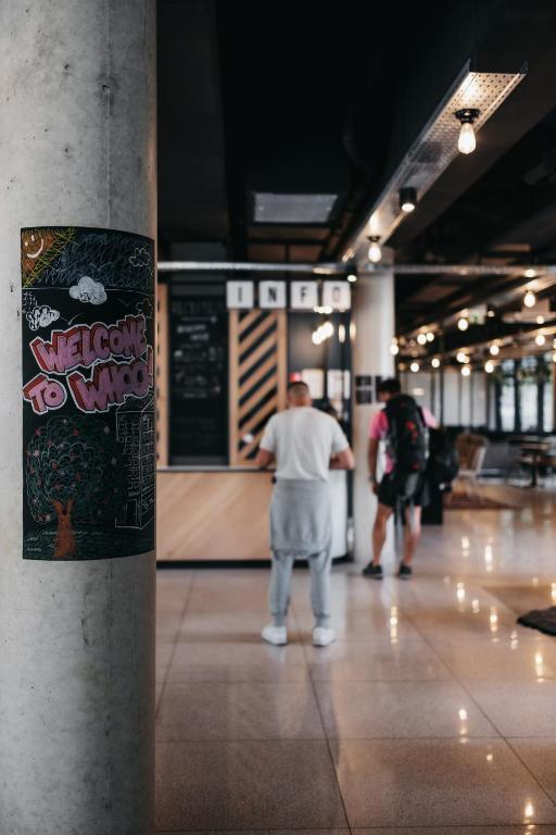 波尔多Whoo Bordeaux Bacalan - Hostel的站在餐厅柜台上的人