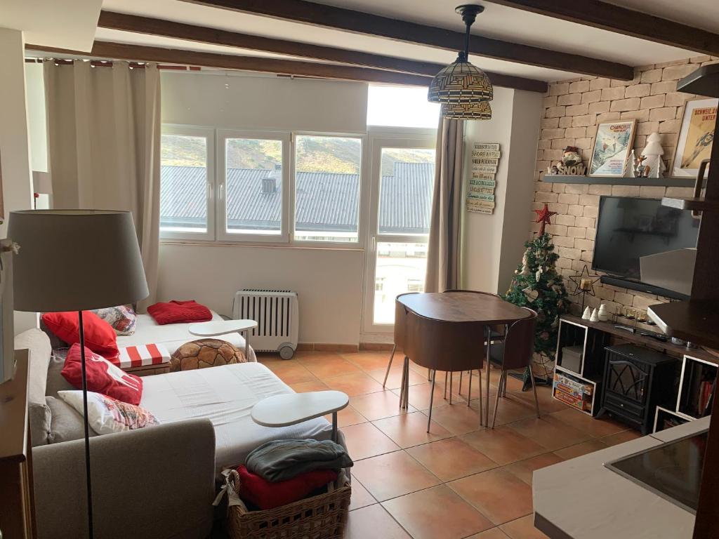 salon z kanapą i stołem w obiekcie Apartamento Plaza Pradollano 2 w mieście Sierra Nevada