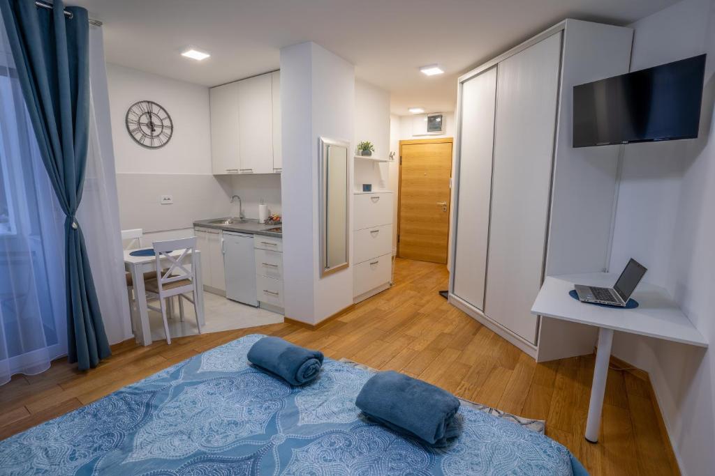 Habitación con 1 cama con 2 almohadas en el suelo en Sky Apartments Novi Sad en Novi Sad