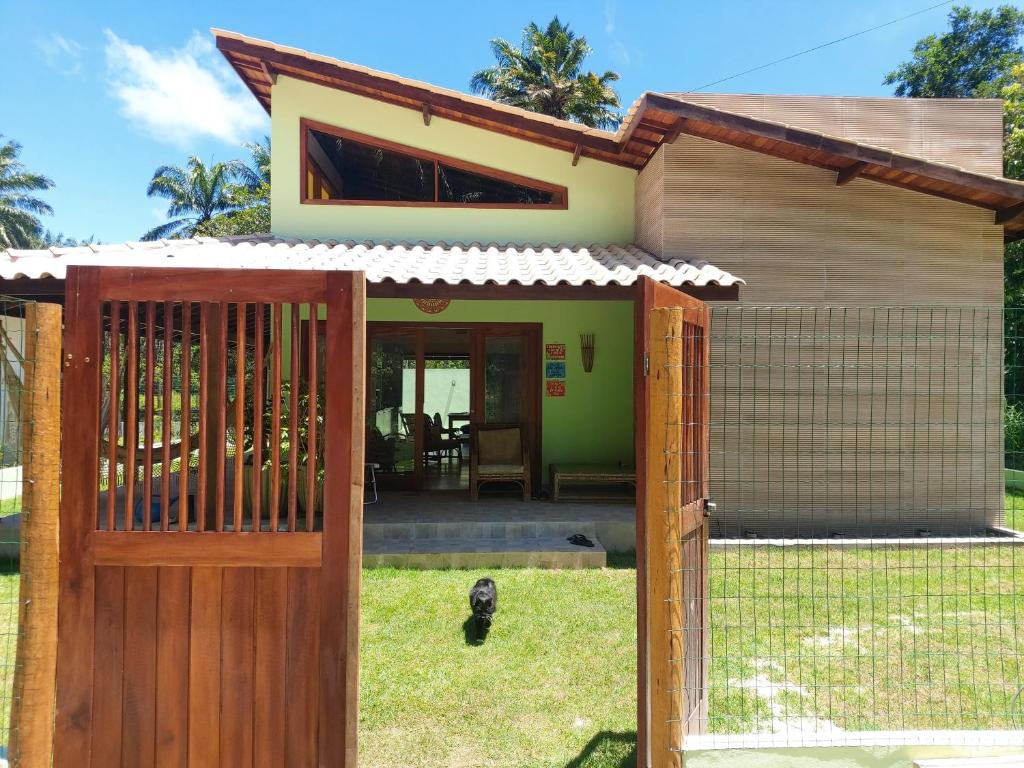 una casa con una puerta y una valla en Cafofo de Dri en Ilha de Boipeba