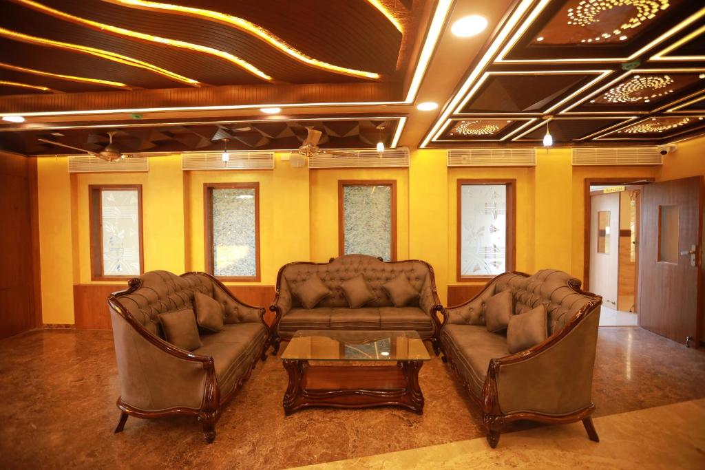 - un salon avec deux canapés et une table dans l'établissement Sree Bharat Residency, à Alāndurai