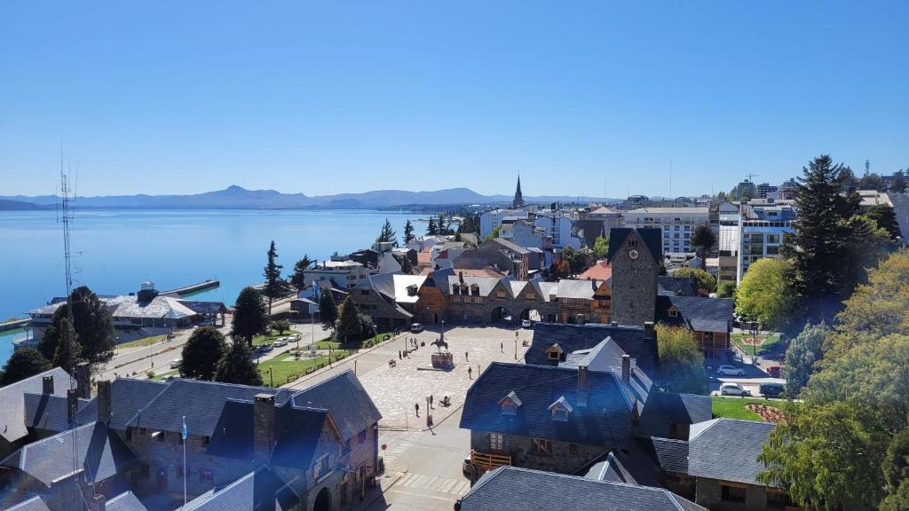 una vista aérea de una ciudad junto a un cuerpo de agua en Bariloche Studio Center Leg.1068 en San Carlos de Bariloche