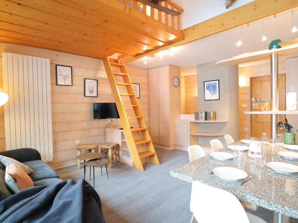 - un salon avec une table et une échelle dans l'établissement Appartement confortable pour 6 avec balcon et parking aux Gets - FR-1-623-120, aux Gets