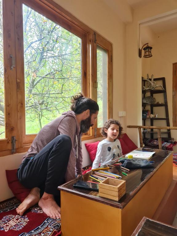 Děti v ubytování High Spirits Homestay and Cafe, Matuera Village, Parvati Valley