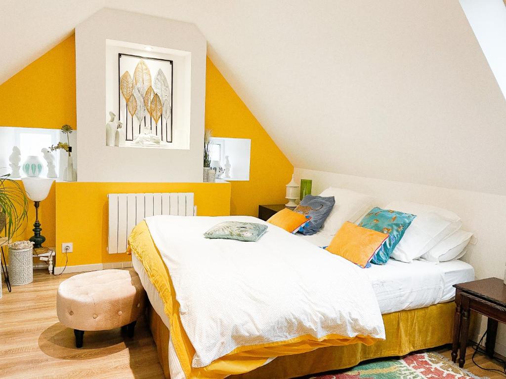 a bedroom with two beds and yellow walls at CHAMBRE APPARTEMENT in Roscoff