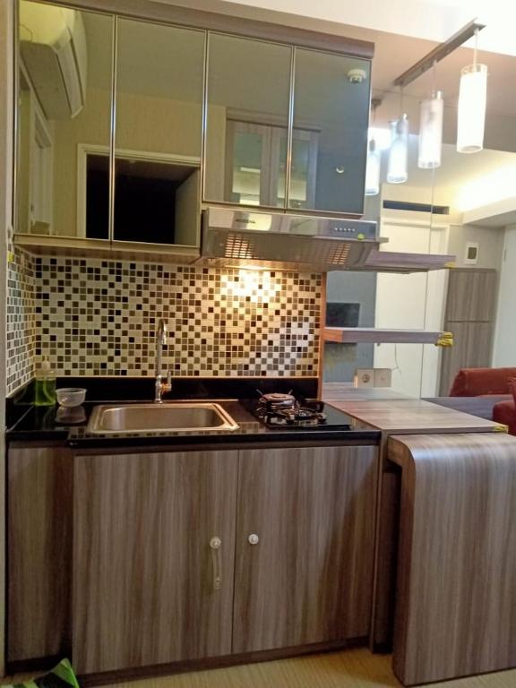 Apartemen Bassura City by Globy Property - Sala Familiar Con Balcón