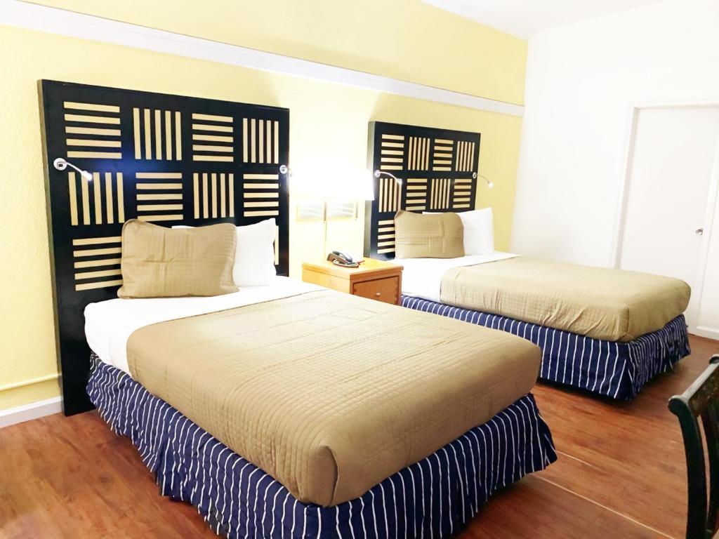 1 dormitorio con 2 camas en azul y blanco en Hotel M Morgantown - WVU Area, en Morgantown