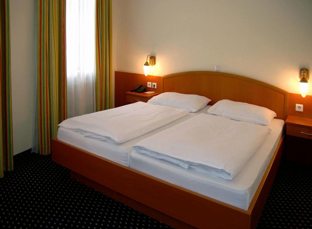 Postel nebo postele na pokoji v ubytování Suite Hotel 900 m zur Oper