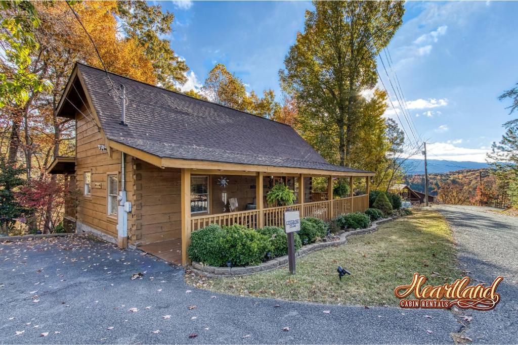 ein Blockhaus mit einem Schild davor in der Unterkunft Beary Lazy in Sevierville