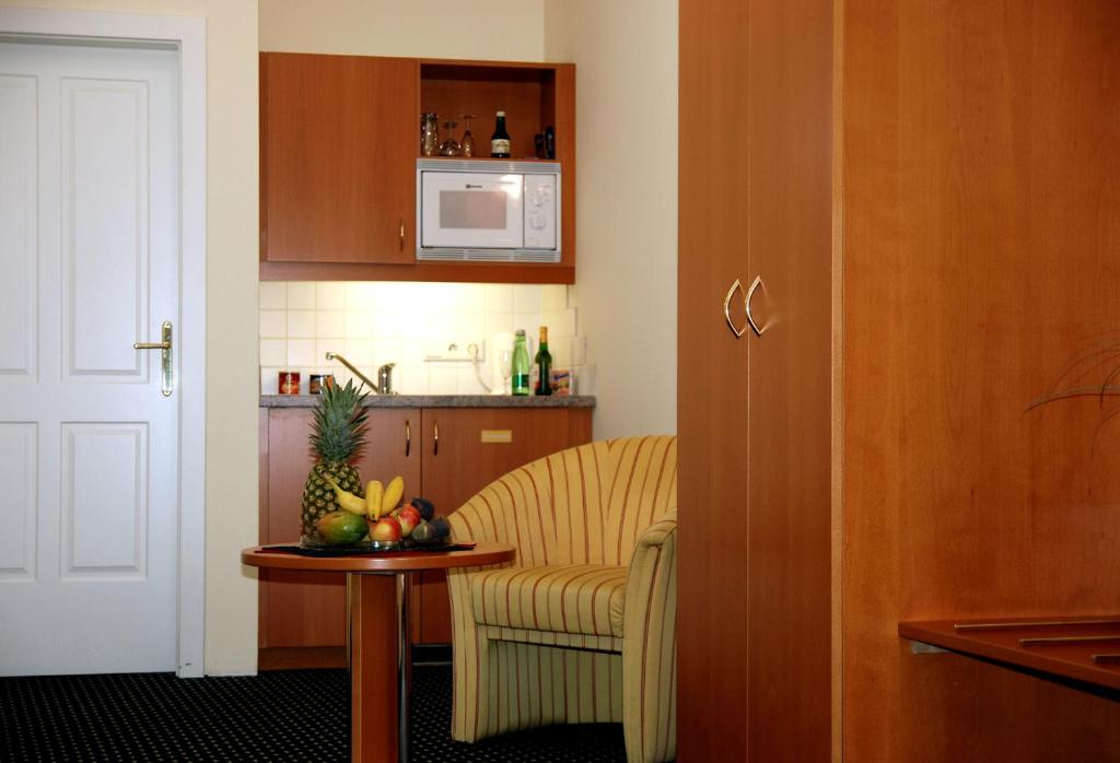 TV a/nebo společenská místnost v ubytování Suite Hotel 900 m zur Oper