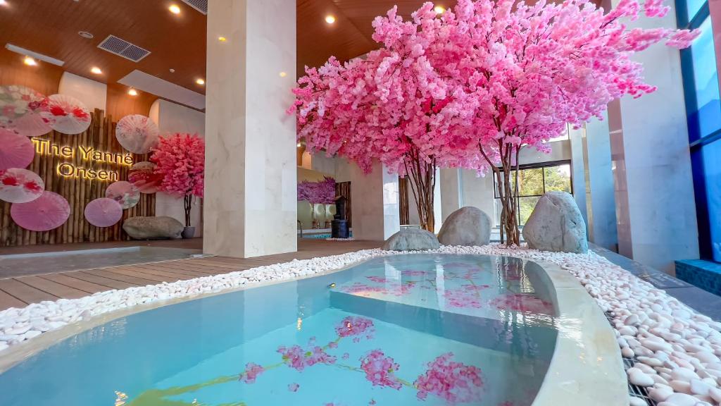 una piscina con árboles rosas en el vestíbulo del hotel en The Yanné, Onsen Hotel, en Genting Highlands