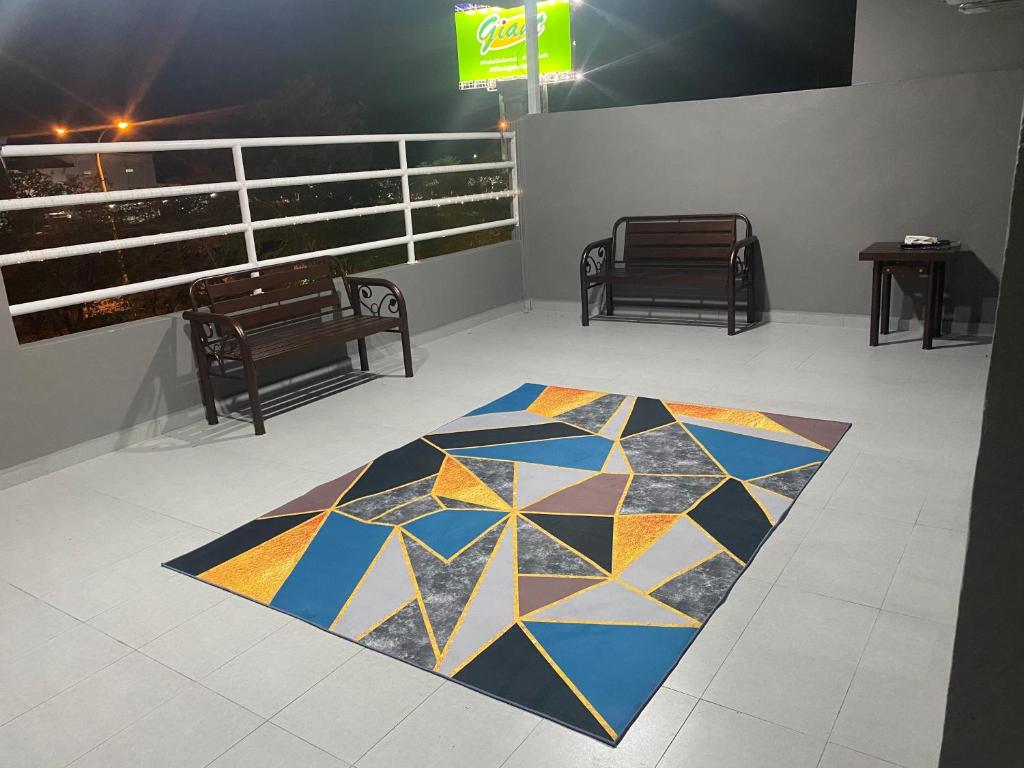 Zimmer mit farbenfrohem Teppich auf dem Boden in der Unterkunft Santai Homestay Kangar in Kangar
