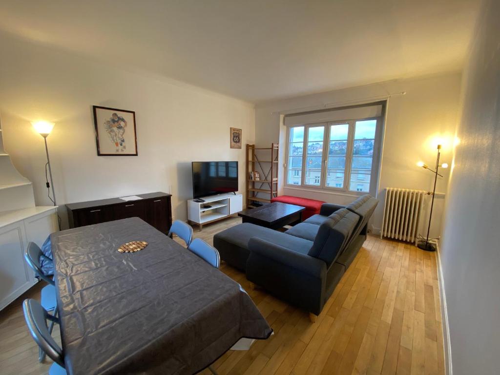 - un salon avec un canapé et une table dans l'établissement Appartement T4 Cité Cardaillac, Parking Privé, Wifi, à Rodez