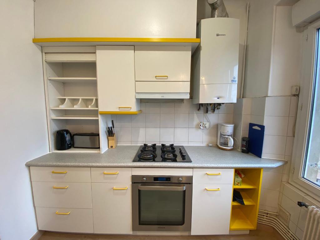 Kuchyňa alebo kuchynka v ubytovaní Appartement T4 Cité Cardaillac, Parking Privé, Wifi