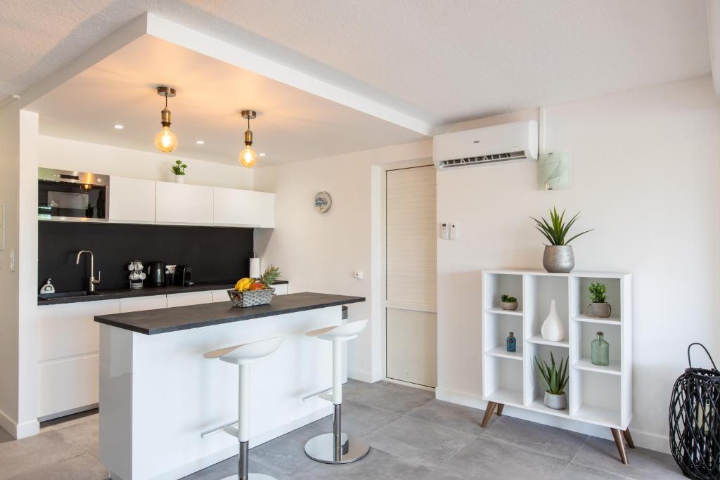 Kuchyň nebo kuchyňský kout v ubytování Nettle Bay Beach Villa 2160