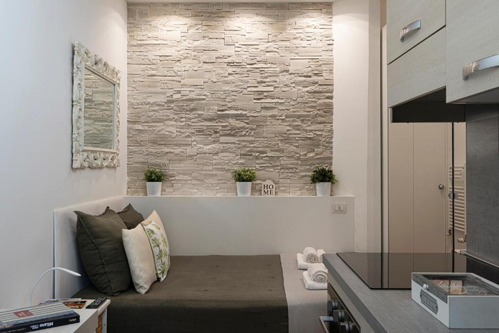 A kitchen or kitchenette at DESIGN DISTRICT- NAVIGLI Mini Appartamento Via Tortona 66