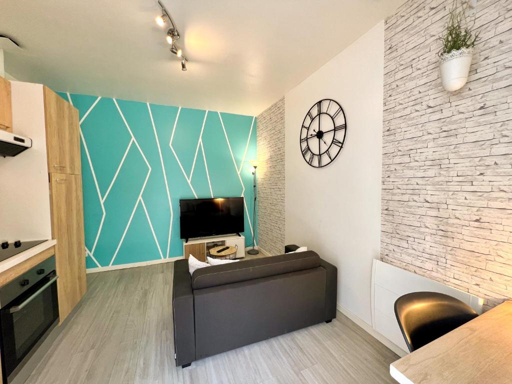 Televízia a/alebo spoločenská miestnosť v ubytovaní LE CLOS CHASSAING N1 - Wifi - Centre ville-PROPERTY RENTAL NM
