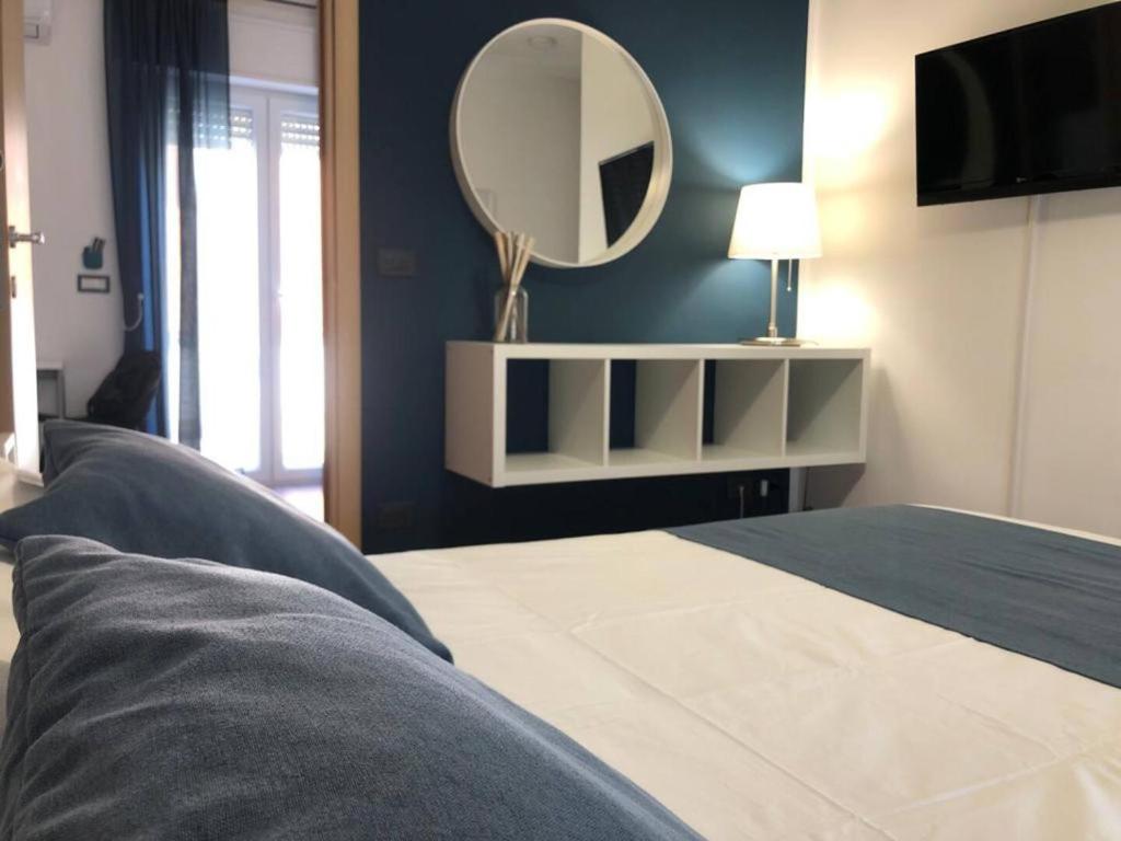 Łóżko lub łóżka w pokoju w obiekcie Blu Balena - appartamento piano attico con terrazze