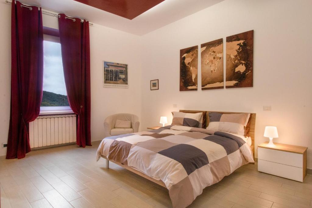1 dormitorio con cama y ventana grande en CIVICO 7 - Appartamento moderno e rifinito, en Ariccia