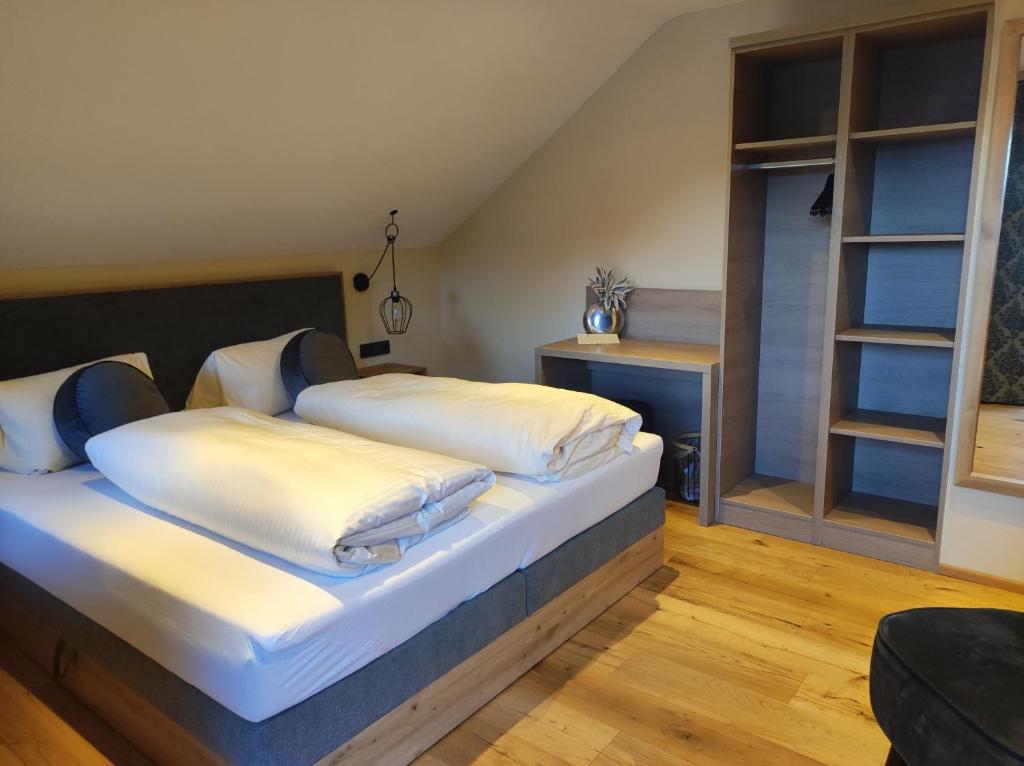 Postel nebo postele na pokoji v ubytování Hotel Post - Garni