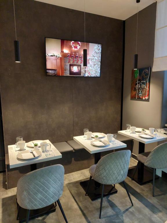 Uma televisão e/ou sistema de entretenimento em A8 b&b