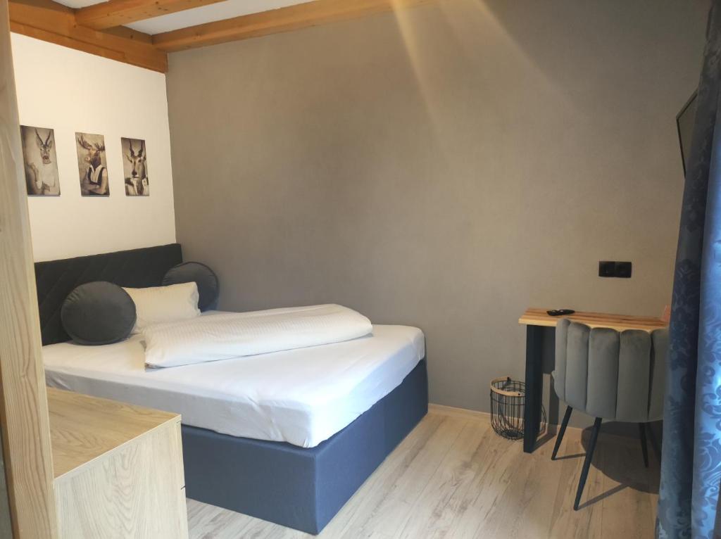 Postel nebo postele na pokoji v ubytování Hotel Post - Garni