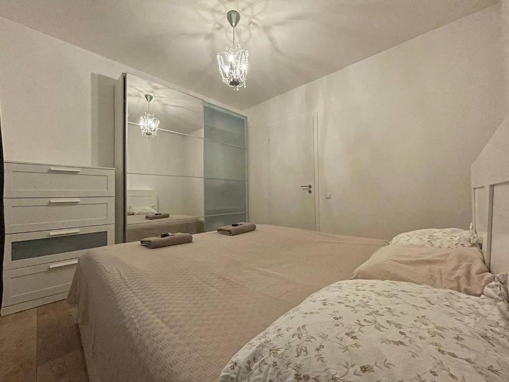 1 dormitorio con 2 camas, tocador y espejo en Rezidence Vackov, en Praga