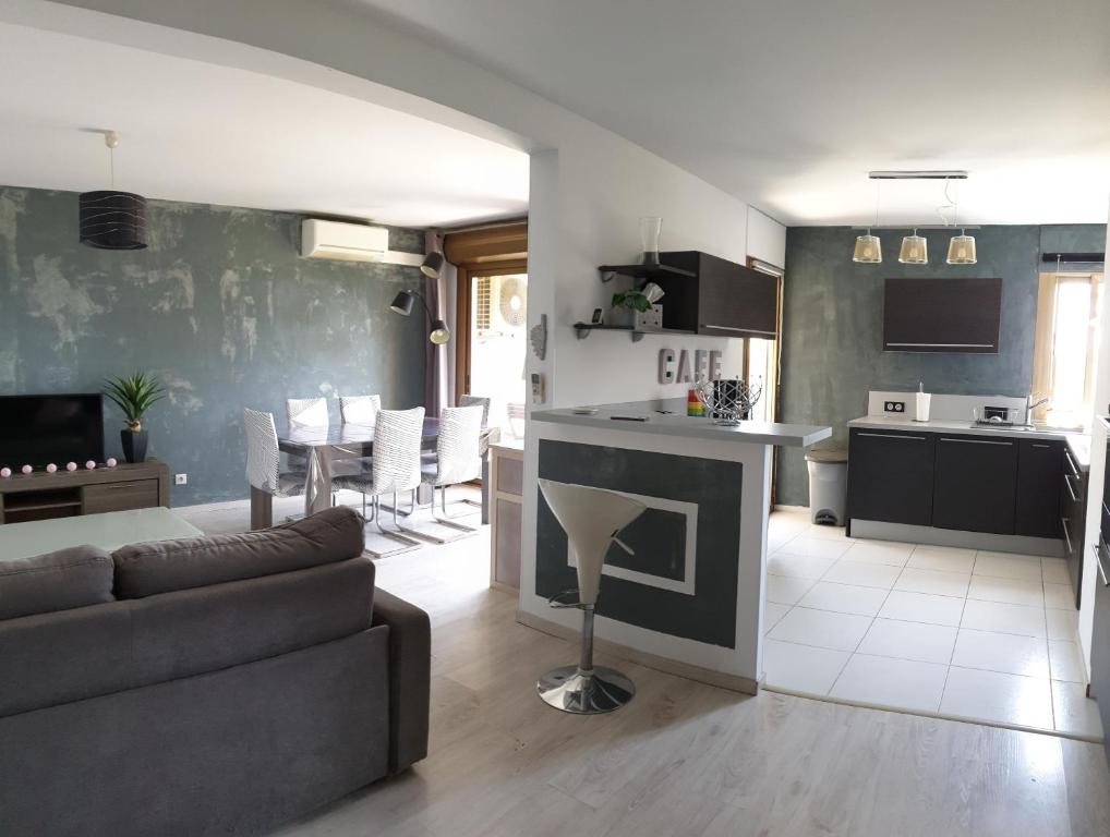 un salon avec un canapé et une cuisine dans l'établissement Beau T3 70m2 Ajaccio, à Ajaccio