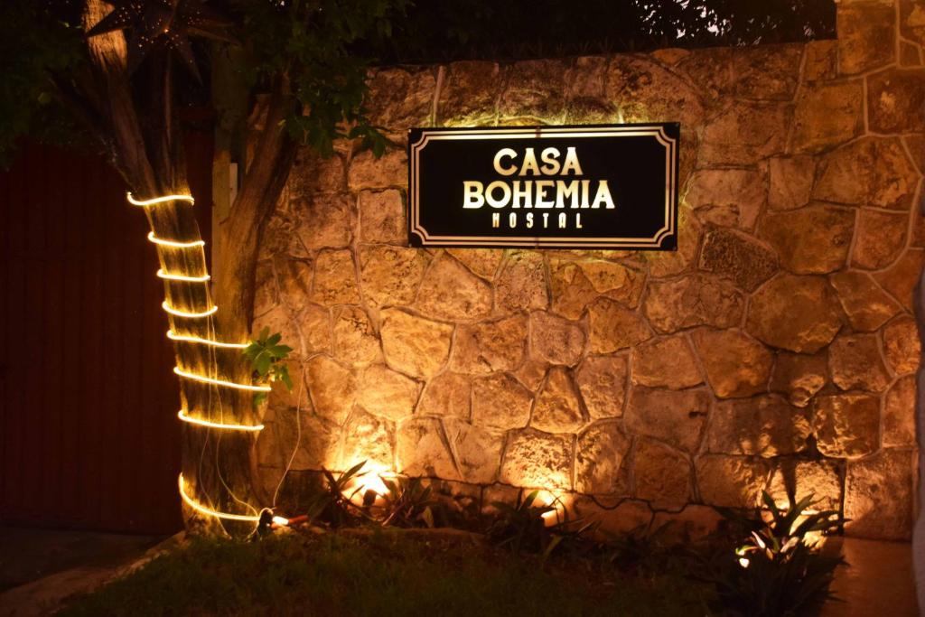 Una señal que lee Casa Bonanza con luces en una pared de piedra. en Hostal Casa Bohemia, en Mérida
