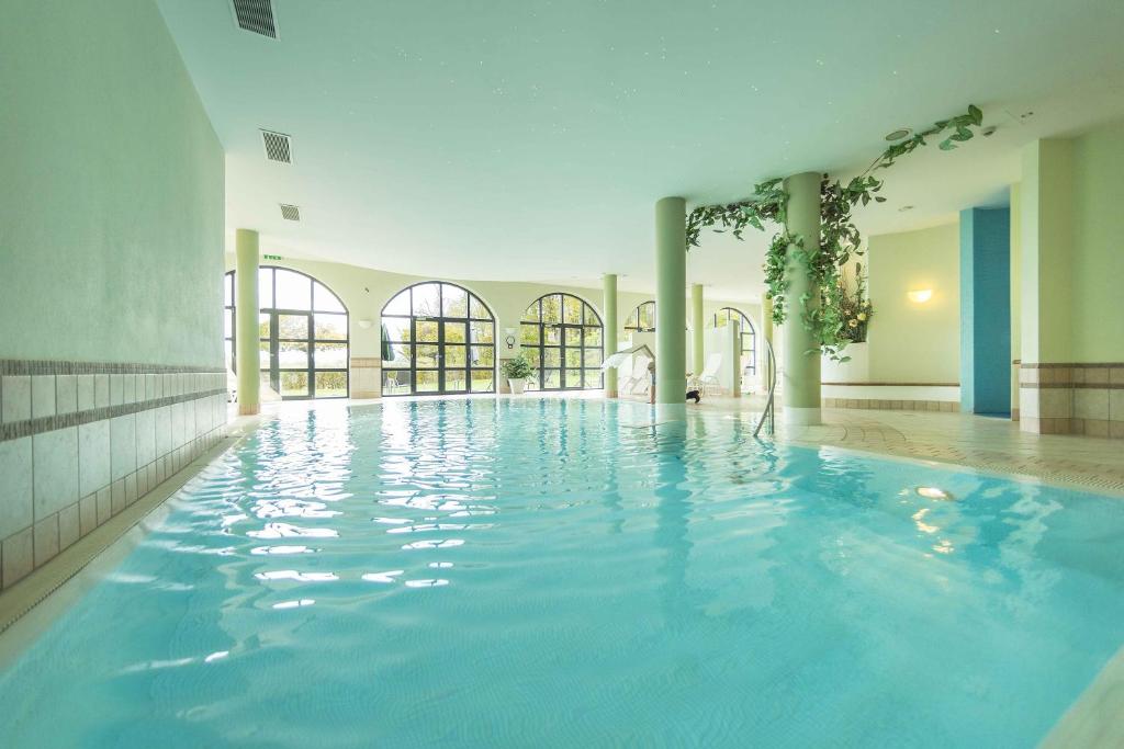 Bazén v ubytování Hotel Staribacher Südsteiermark nebo v jeho okolí