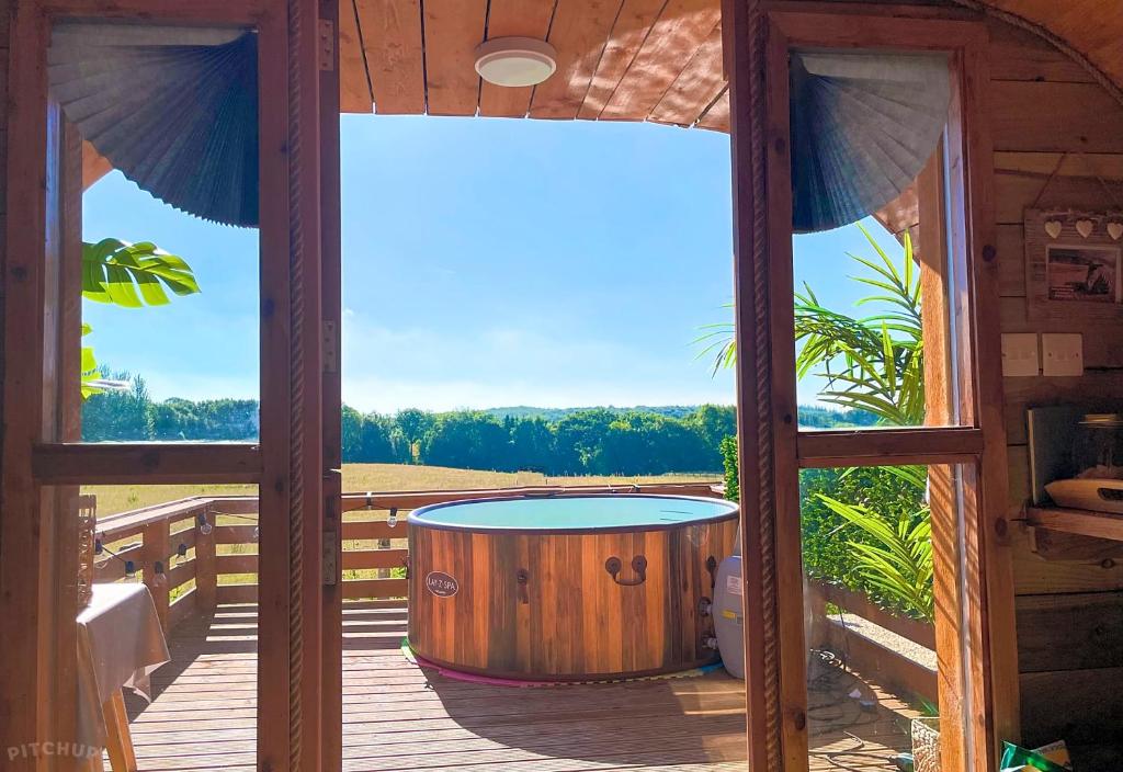 pokój z wanną z hydromasażem na tarasie w obiekcie Crabmill Glamping with hot tub w mieście Bewdley