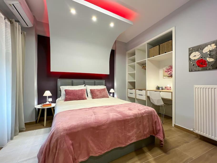 ein Schlafzimmer mit einem großen Bett und einem Schreibtisch in der Unterkunft Purple studio in Thessaloniki