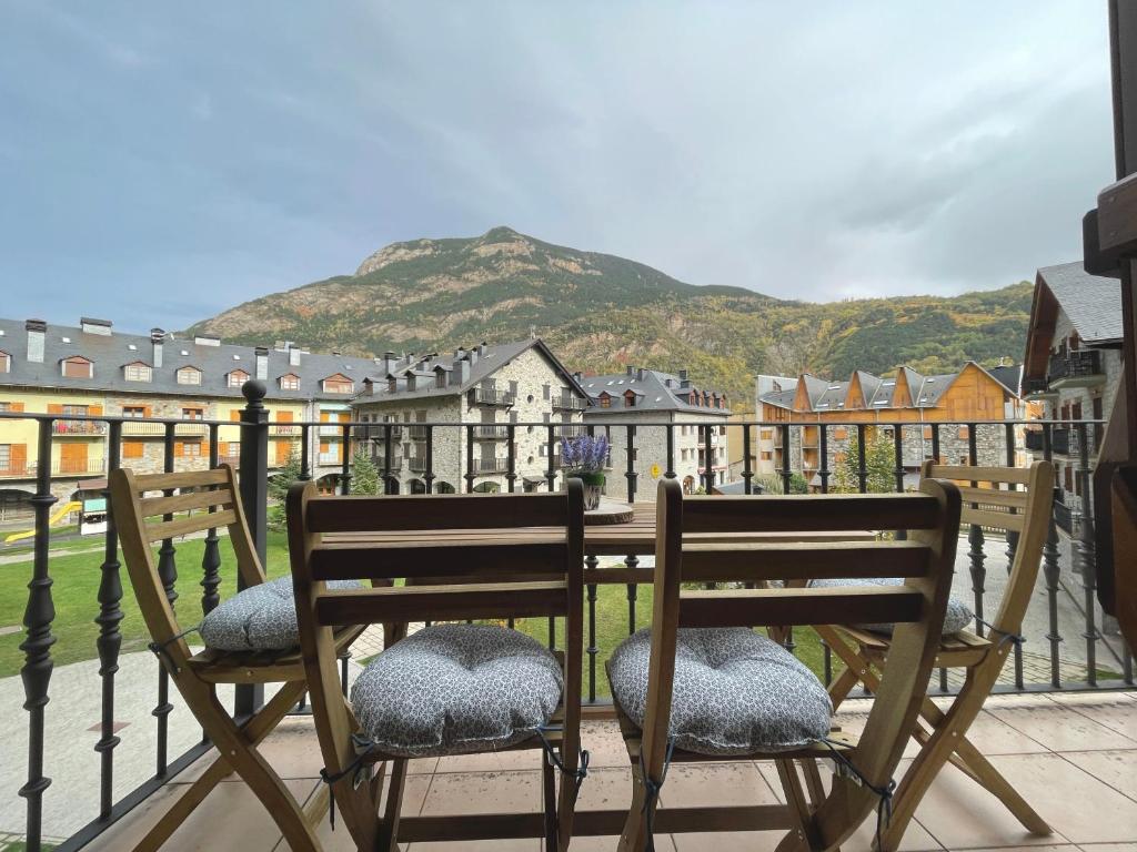 een balkon met 2 stoelen en een tafel met uitzicht bij B42 - Apartamento en Av Los Tilos - Villmor in Benasque